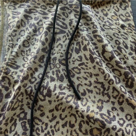 Zyia leopard crop Hoodie - Picture 2 of 2